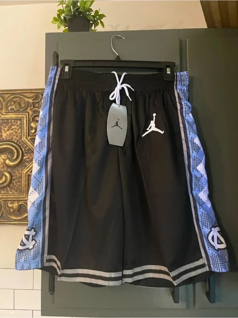 Report Men’s North Carolina Basketball Shorts Size M.